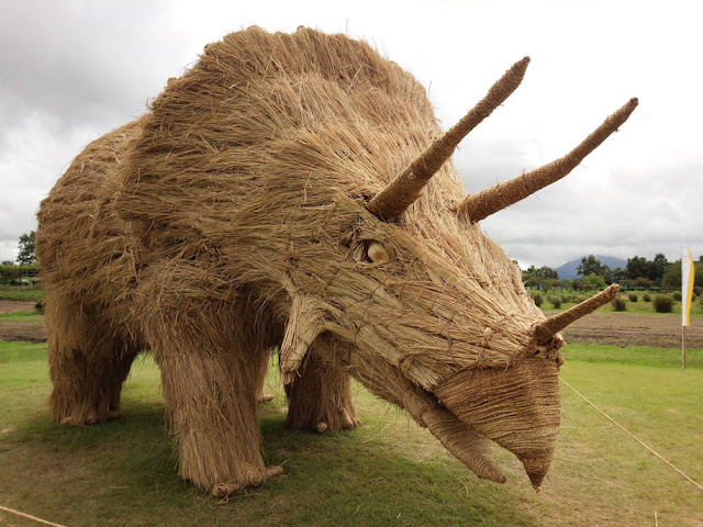 Esculturas dinossauros gigantes feito de palha de arroz reciclada invadem um parque no Japão