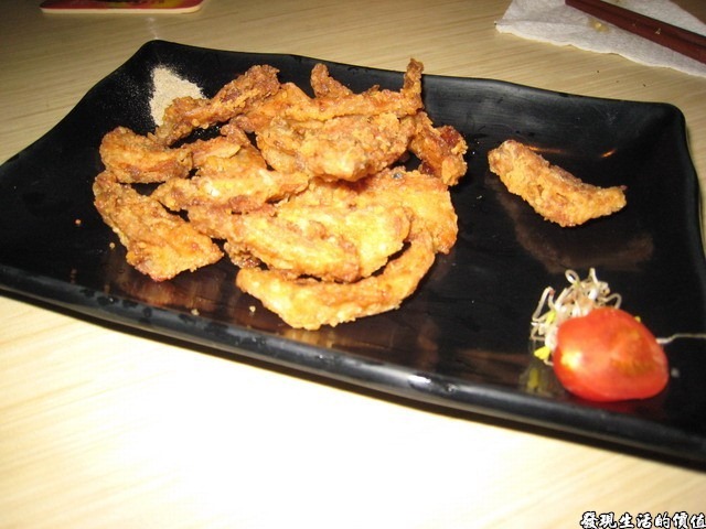十九酒食居酒屋。香酥雞軟骨NTD160，上面沾著麵皮下去油炸的雞軟骨，有點類似鹹酥雞的做法，有別於我以前吃過的雞軟骨，不沾粉下去碳烤的口味，兩者的味道都不錯，就是有硬中帶酥的口感。不過一般人第一次吃雞軟骨都不太喜歡它的硬，不過吃過一次之後就會發覺越嚼越帶勁，就有點像在吃那種超硬的營養口糧餅乾類似的道理。