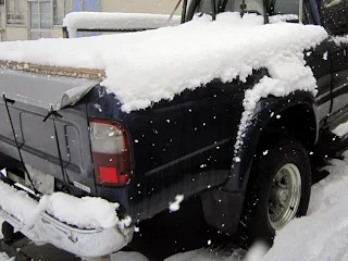 雪をかぶったトラック