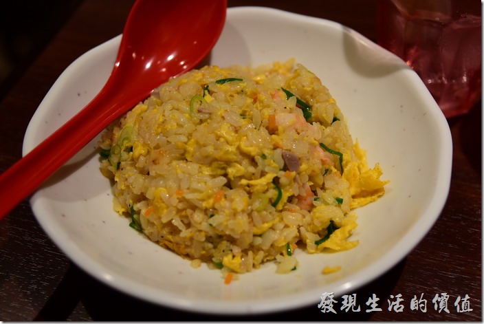 日本環球影城-【風神雷神】拉麵店的炒飯，雖然不是那種粒粒分明的炒飯，不過看這蝦仁蛋炒飯就已經夠讓人流口水了，尤其好幾天每吃到台灣口味。這炒飯吃起來有米香，飯粒稍軟，可以加點胡椒提味。