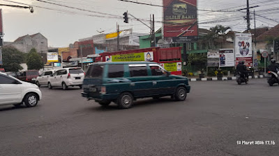 Perempatan Kepanjen Padat Akibat Pasar Takjil Kantor Pos Membludak