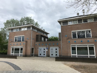 Foto van de twee woningen bij de school