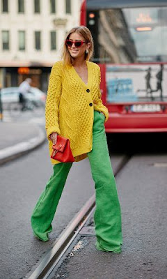 Montar um look pautado na dupla verde e amarelo não só é possível, como bastante estiloso. Para fugir do óbvio aposte em prints que mesclam as duas cores.