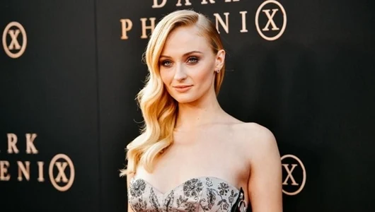 Uniknya Yoga Kambing, Olahraga Favorit Aktris Sophie Turner