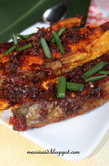 Mori's Kitchen: Bawal Emas Goreng Bersambal