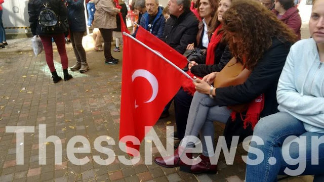 Θεσσαλονίκη: ΚΑΝΟΥΝ ουρές οι Τούρκοι με… ΣΗΜΑΙΕΣ έξω από το σπίτι που γεννήθηκε ο Κεμάλ Ατατούρκ!