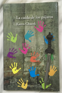 Portada del libro La caída de los pájaros, de Karen Chacek