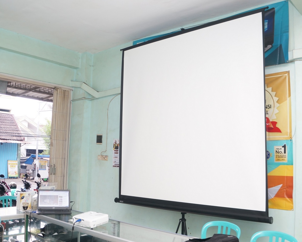  Layar  Proyektor  MyScreen 84 Inch Bekas Jual Beli Laptop 