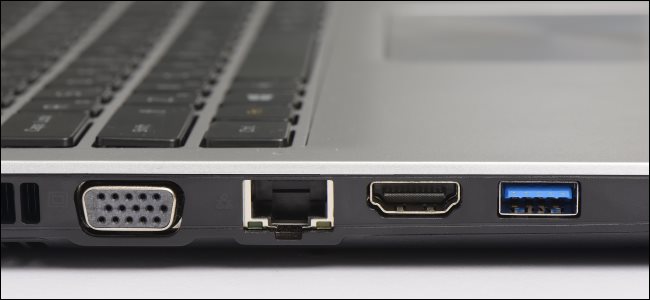 منافذ USB 3.0 و Ethernet والرسومات على جهاز كمبيوتر محمول.