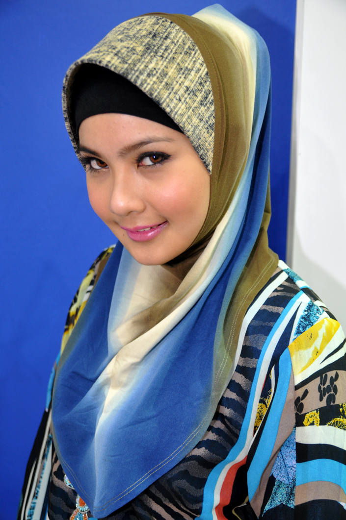 GAMBAR Adeline Tsen (hotel mania) Cute Apabila Bertudung 