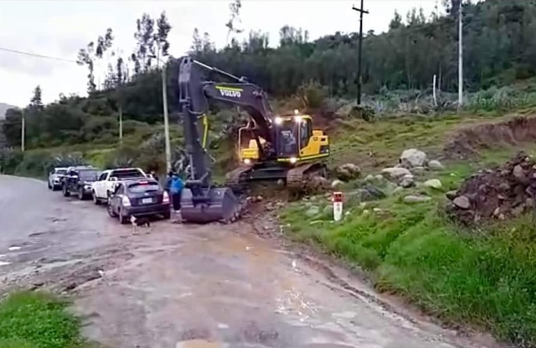 Municipalidad Provincial de Huaraz lleva maquinaria pesada para atender emergencia