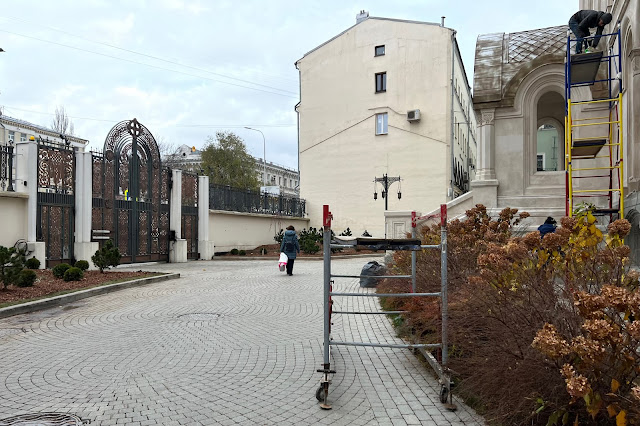 улица Большая Лубянка, Рождественский бульвар, территория Сретенского ставропигиального мужского монастыря