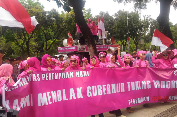 Beri Kado Pakaian Dalam Pink, Ibu-Ibu Sebut Ahok Banci