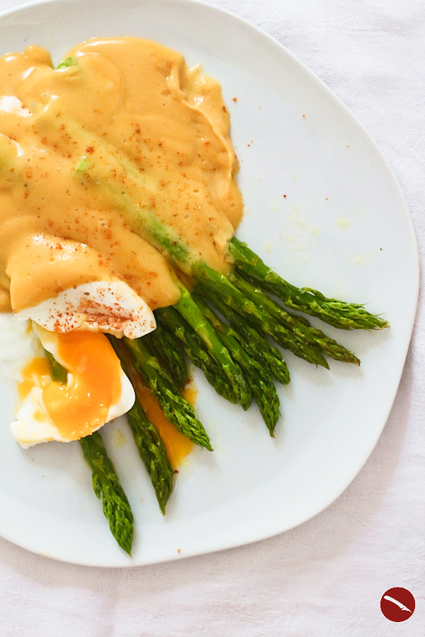 Meine 15 liebsten Rezepte für weißen und grünen Spargel. Gebratener Spargel aus der Pfanne und gebacken im Ofen. Cremige Spargelsuppe für Hedonistinnen, Spargel-Pesto oder Spargel-Flan – diese Sammlung erfüllt alle Wünsche! #spargel #spargelsaison #spargelsuppe #spargelrezepte #foodblog #arthurstochterkocht