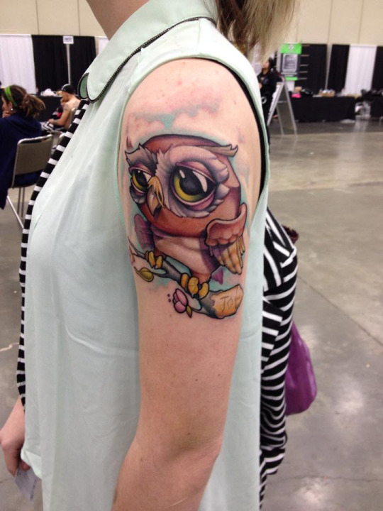 Deslumbrante colorido dos desenhos animados da tatuagem de coruja