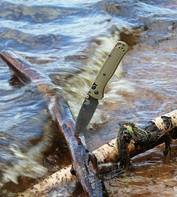 Benchmade Bugout i vatten med en liten brytande våg