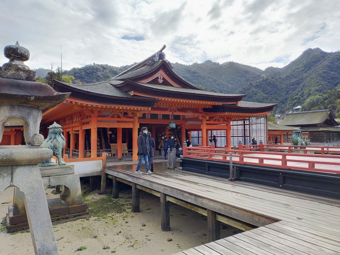 厳島神社の平舞台。別の角度から。