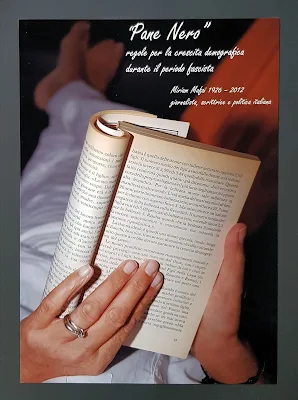 delle mani femminili reggono un libro aperto nella pagina in cui si legge il testo dal libro Pane nero di Miriam Mafai