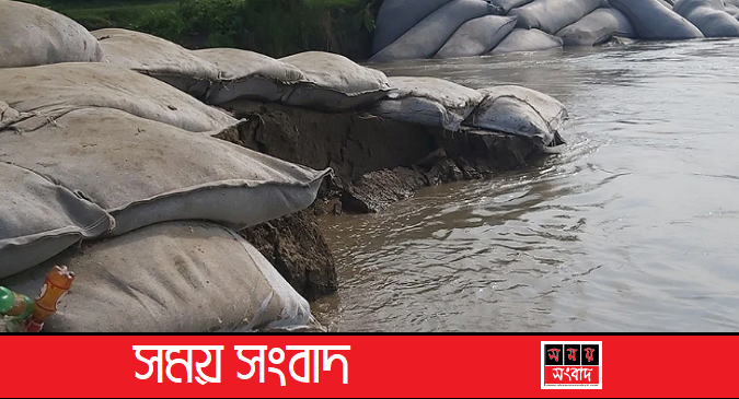 চরভদ্রাসনে পদ্মার পানি বৃদ্ধিতে নদীর বাঁধে ভাঙন | সময় সংবাদ