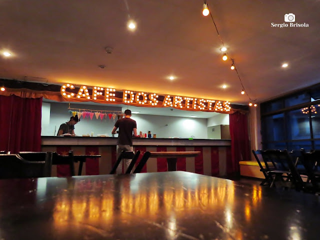Foto artística do Café dos Artistas - Centro de Memória do Circo - República- São Paulo
