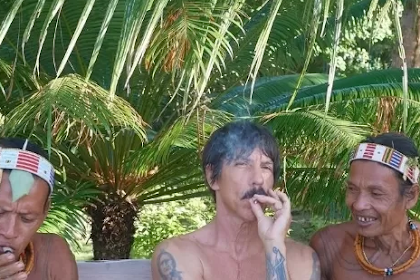 Anthony Kiedis Menikmati Liburan di Kepulauan Mentawai