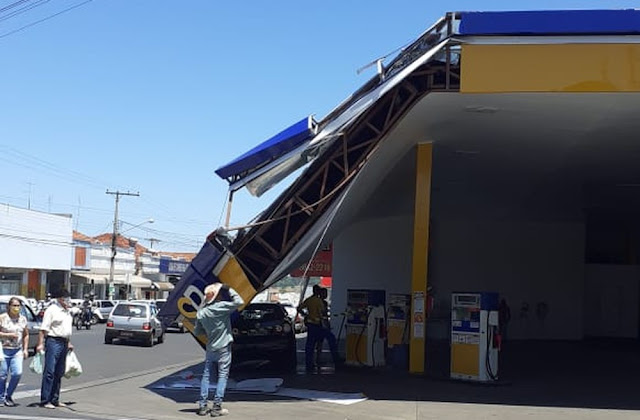 Parte de cobertura de posto de combustíveis desaba no Centro de Junqueirópolis