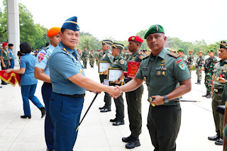 Satgas Yonif 310/KK Terima Penghargaan Dari Panglima TNI