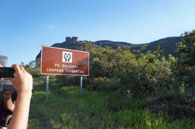 Uma paca a beira da estrada escrita Parque Nacional da Chapada Diamantina (Foto: Reprodução)