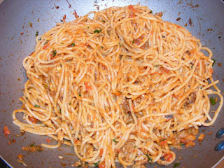 paste cu peste in sos tomat cu usturoi si parmezan preparate la tigaie, peste, paste, spaghete, retete, retete culinare, spaghete cu peste, retete de mancare, retete de peste, retete de paste, retete cu paste, preparate din peste, preparate din paste, spaghete italiene, mancaruri cu paste, mancaruri cu peste, retete traditionale din bucataria italiana, mancare sanatoasa, paste cu peste reteta,