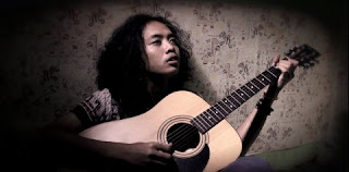 DOWNLOAD MP3 BUNGA DAN TEMBOK - FAJAR MERAH