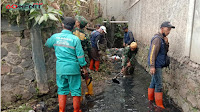 Ajak Masyarakat, Satgas Sektor 22 Sub 14 Bersihkan Sungai Cijeunjing