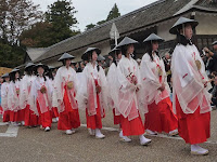 出雲の巫女姿列