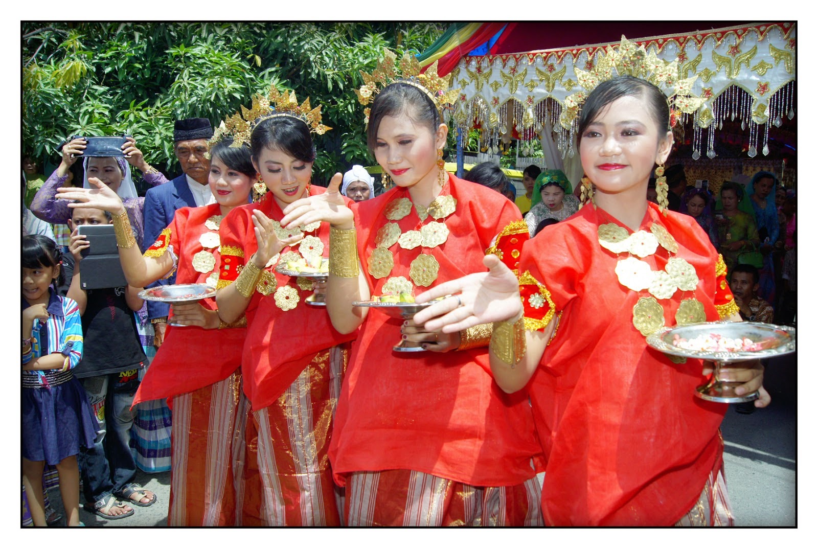  Pakaian  Adat  Sulawesi Selatan