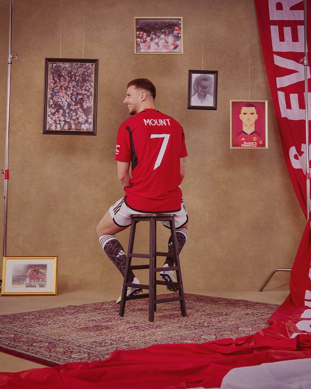 Mason Mount put pen to paper to join Manchester United