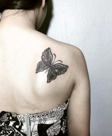 Esta intrincada tatuagem de borboleta