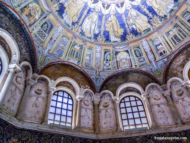 Mosaicos bizantinos no Batistério Neoniano de Ravena, Itália