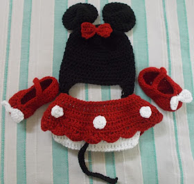 Sweet Nothings Crochet free crochet pattern blog, photo of the full little Minnie mouse set - with skirt diaper, a pair of shoes and a cap