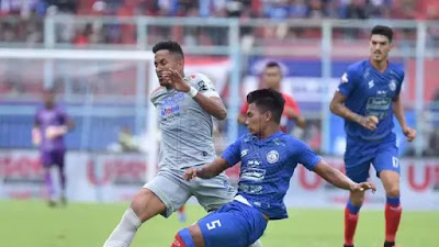 Petik Kemenangan Di Kandang Singo Edan, Persib Bandung Puncaki Klasemen Sementara