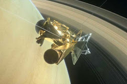 Daerah Antara Saturnus Dan Cincinnya Bebas Debu Dan Membuat Ilmuwan Bingung