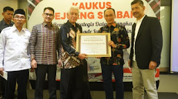 Dinilai Bekerja Untuk Rakyat, Pj Gubernur  Sulbar Prof Zudan Terima Penghargaan Dari Tokoh Pejuang Pembentukan Provinsi Sulbar