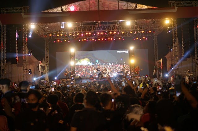Spektakuler, Konser Iwan Fals di Kebumen Dihadiri Puluhan Ribu Pengunjung