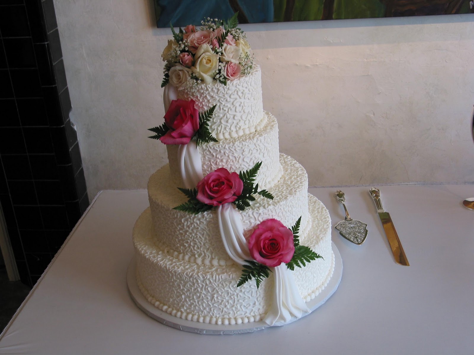 black and red wedding cakes