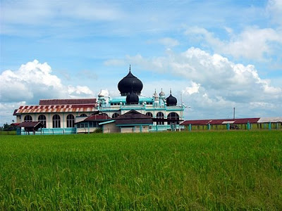 .: HUJAN MENGGIGIT KENANGANwajah almarhum ayah dan 