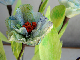 fiori di carta crespa e fiori secchi blu, arancio e foglie per un matrimonio green