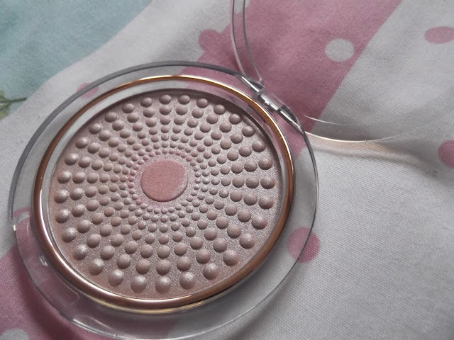 An image of L'Oreal Lumi Magique Pearl Powder Highlighter in Rose Radieux