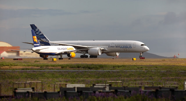 Airbus A350 and A320 Size Comparison