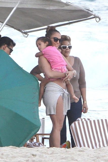 Bikini-Clad-Jennifer-Lopez-Casper-Smart-Hit-The-Beach