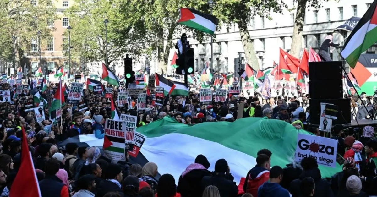 Thousands demonstrate in London in solidarity with the Palestinians