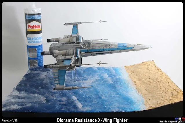 Réalisation de la surface de l'eau du diorama avec un X-Wing.