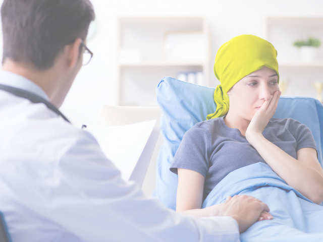 Người trẻ có nên mua bảo hiểm bệnh ung thư hay không?